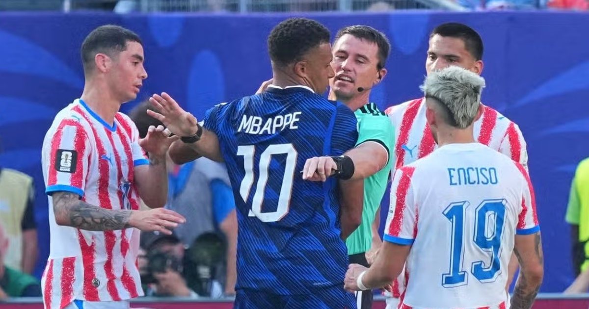 VIDEO  Sjelle agresive në fushë  por mungojnë kartonat ndaj Paraguait  Arbitri e bën  baltë  me vendimet  tifozët thirrje FIFA s  Ndëshkojeni 
