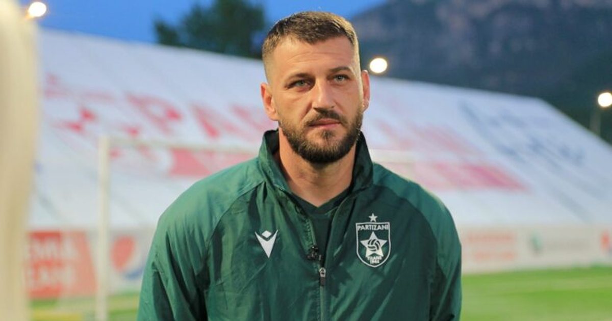 FOTOLAJM  Ndryshim drastik te Partizani  Alban Hoxha lë fushën për t i ardhur në ndihmë trajnerit të ri