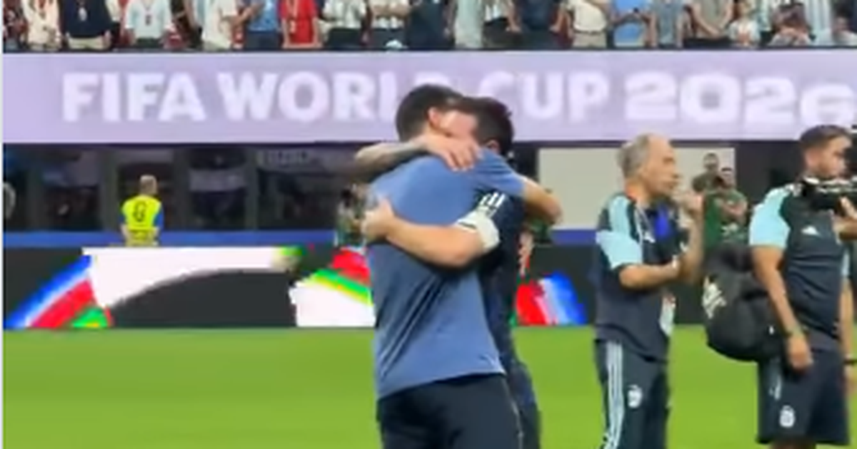 VIDEO  Emocione që t i jep vetëm futbolli  trajneri i Argjentinës  shpërthen në lot  në krahët e Leo Messit