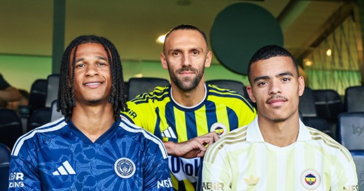 FOTO  Klubi i Superligës prezanton fanellat e reja  bomberi shqiptar u merr shkëlqimin ish ëve të Manchesterit