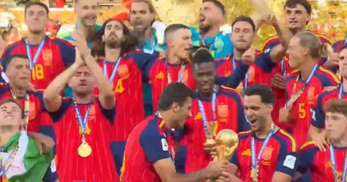VIDEO  Kampionë të Botës për herë të dytë në histori  shijoni momentin kur Spanja ngre lart trofeun më të lakmuar