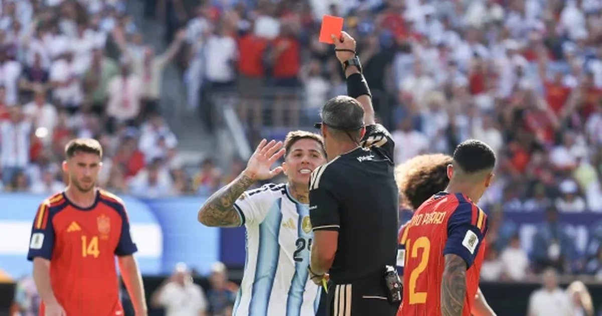 E BUJSHME  Spanja u dha leksione në Botëror  argjentinasit i kërkojnë FIFA s që finalja të riluhet  Arbitri mori vendime të dyshimta 