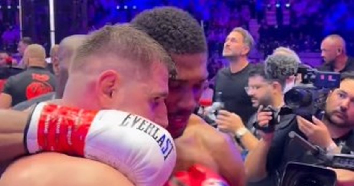 VIDEO  Anthony Joshua profesionist i vërtetë  pasi e hodhi  KO  kapet qafë më qafë me Krist Prengën