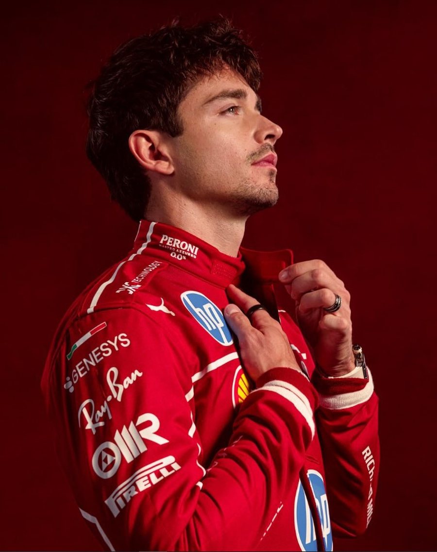 Hamilton dhe Leclerc si modelë, Ferrari prezanton uniformat për vitin