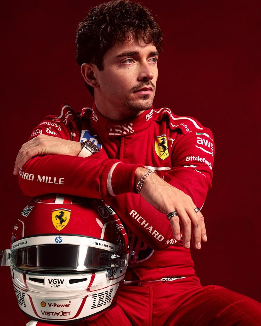 Hamilton dhe Leclerc si modelë, Ferrari prezanton uniformat për vitin