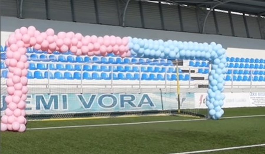 VIDEO/ “Gender reveal” në stadiumin e Vorës, bomberi i