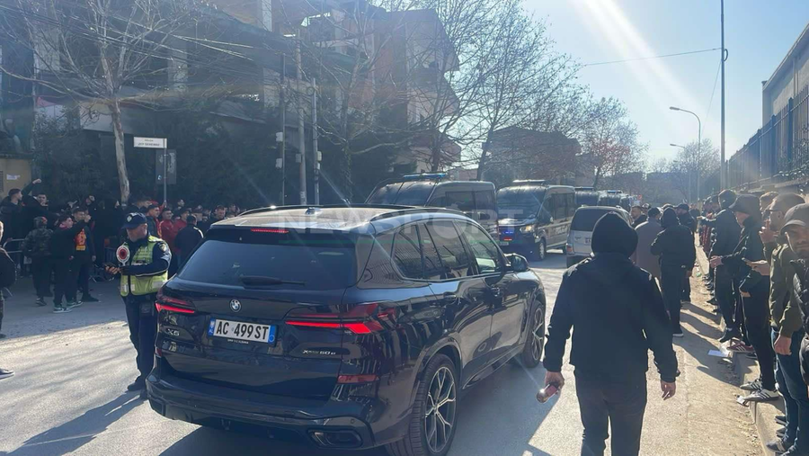 FOTOLAJM/ Policia e Shtetit “zbarkon” furgonat në Tufinë,