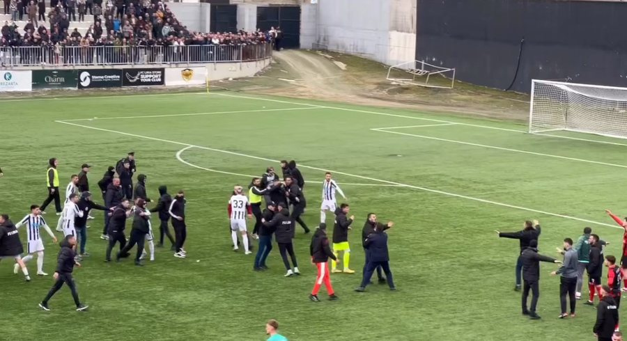 VIDEO/ Derbi në Kategorinë e Parë eskalon në dhunë,