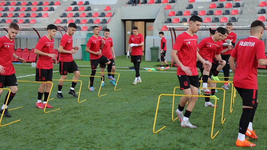 “Step by Step”, trajneri Tedesco ndjek nga afër talentët