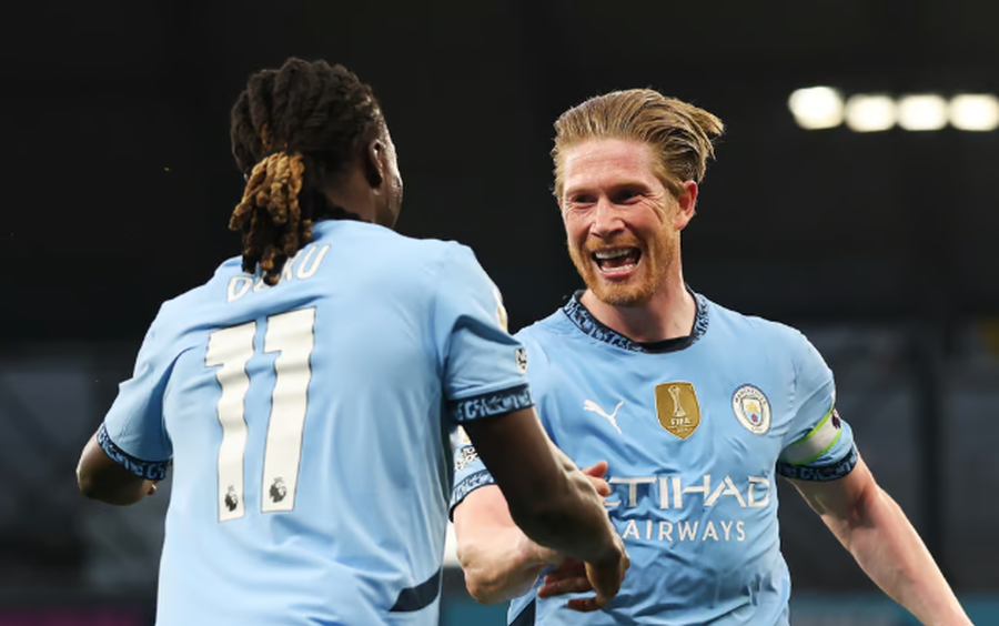 Fitore karakteri, Manchester City “kafshon” Wolves dhe kap