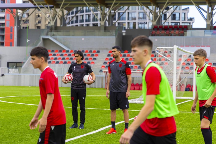 Ambasadori i Euro U-17, Klaus Gjasula, seancë stërvitore dhe takim
