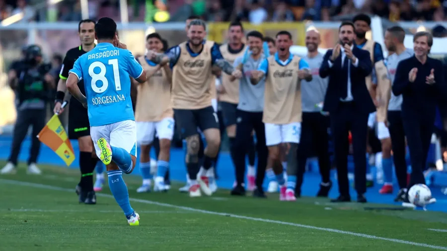 VIDEO/ Napoli mposht Leccen mes rekordeve dhe thellon diferencën me