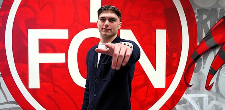 ZYRTARE/ Aventurë e re për portierin shqiptar, gardiani firmos me