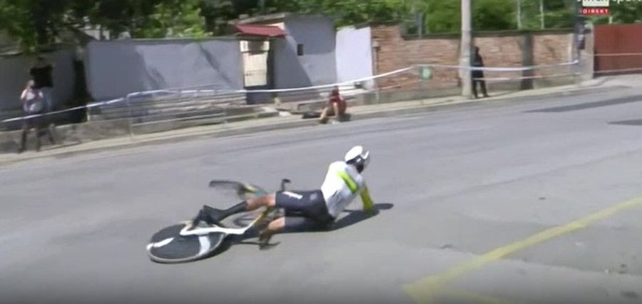 VIDEO/ Çiklisti rrëzohet në Giro d’Italia, australiani