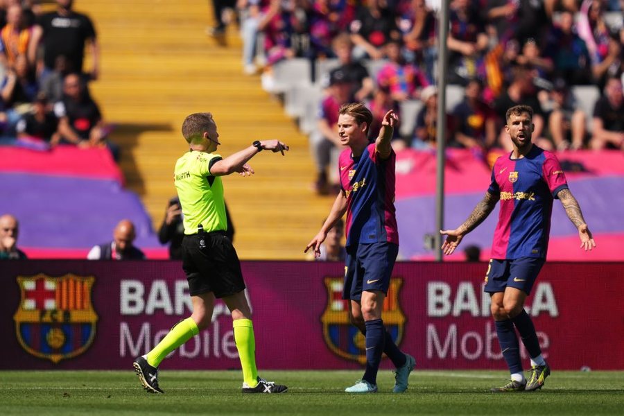 Tifozët e Barcelonës të “tërbuar” me arbitrin,