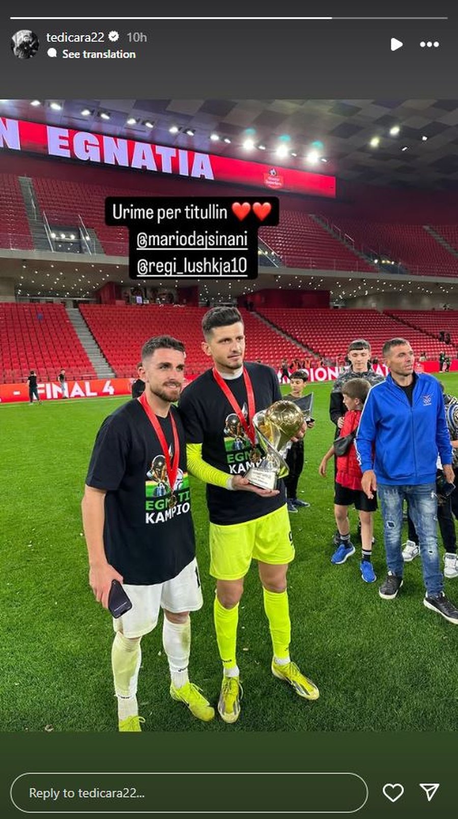 FOTO/ Ngritën lart trofeun e titullit, ish-futbollisti i Partizanit