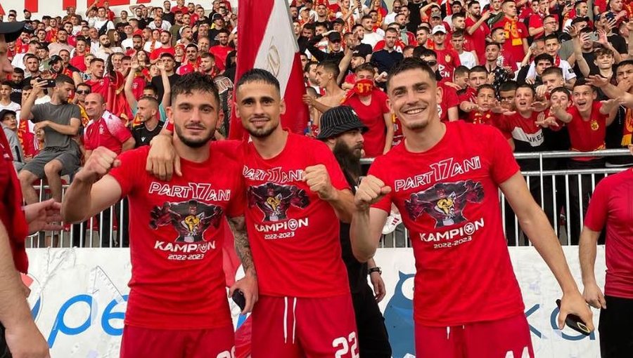 FOTO/ Ngritën lart trofeun e titullit, ish-futbollisti i Partizanit