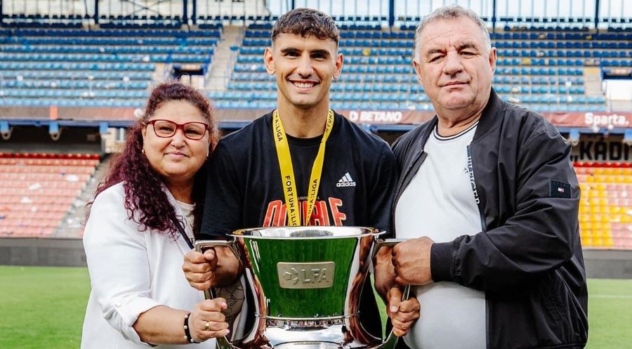 FOTO/ Në prag të finales së Kupës, mesfushori i