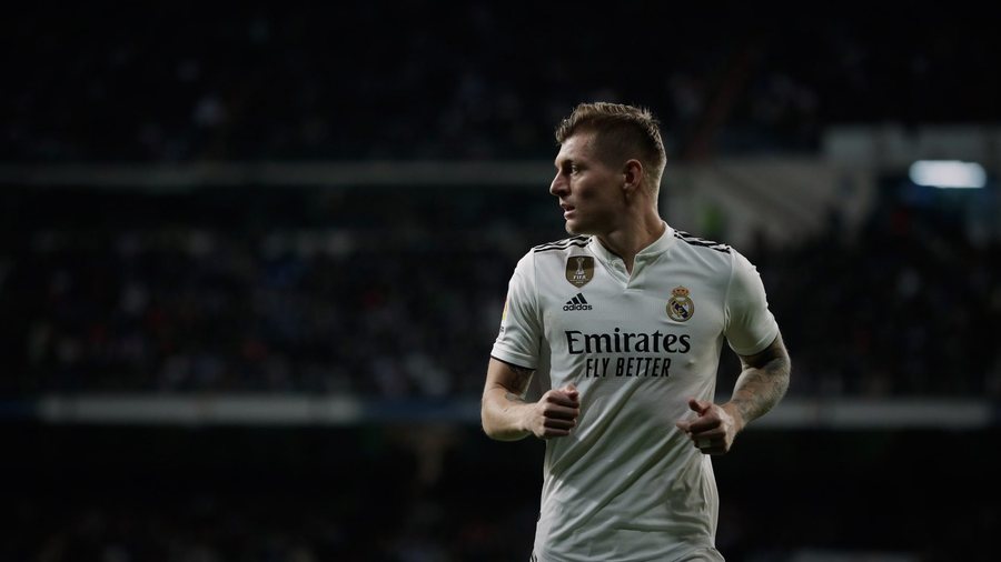 Toni Kroos “skanon” klasiken Barça-Real: Katalanasit të