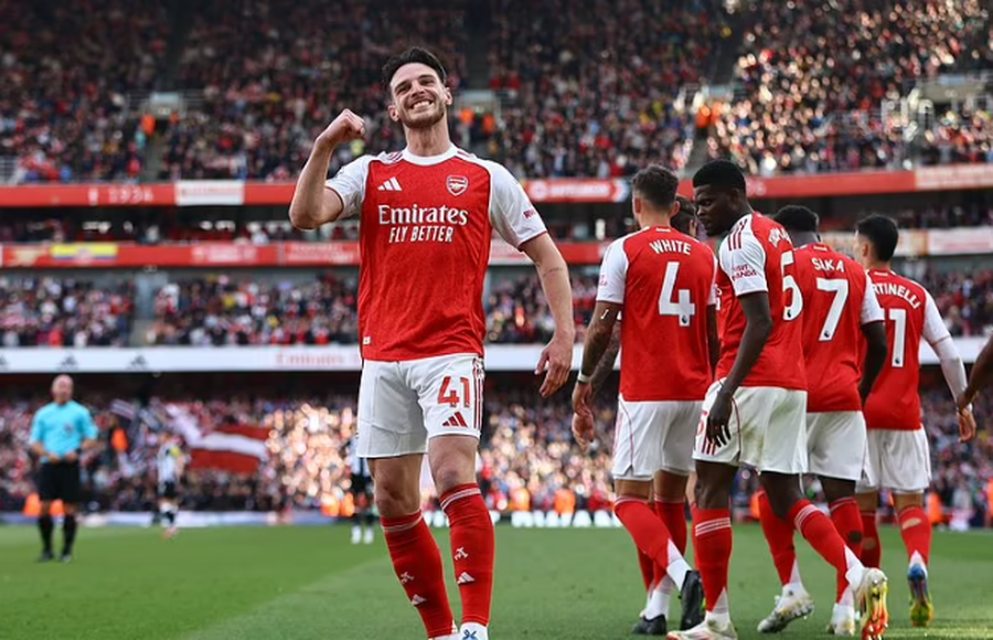 Arsenali triumfon mes vështirësishë dhe siguron zonën