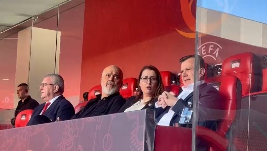 FOTO/ Krah presidentit Armand Duka, kryeministri Rama i pranishëm në