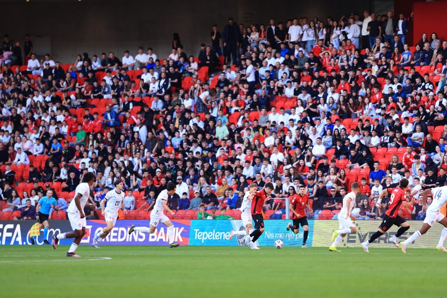 UEFA: Shqiptarët jetojnë me futbollin! Tifozët mbushën
