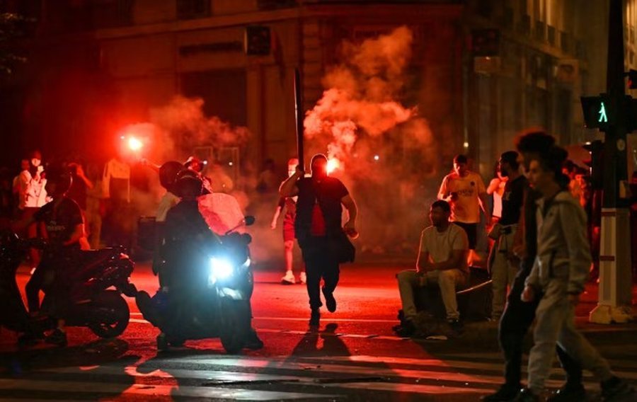 Parisi “mbulohet” nga fishekzjarrët dhe gjaku! Shënohen