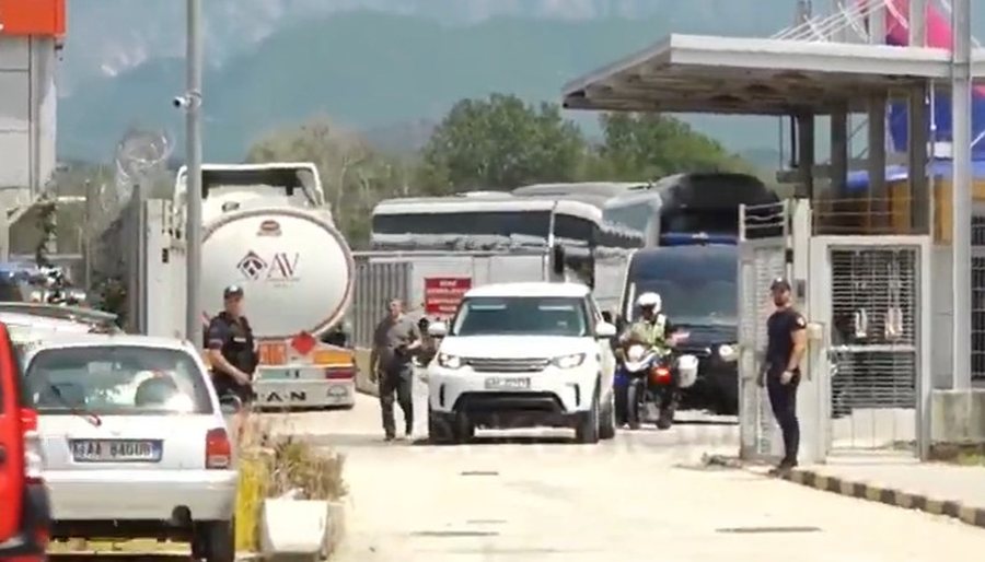 Kombëtarja serbe mbërrin në aeroportin “Nënë