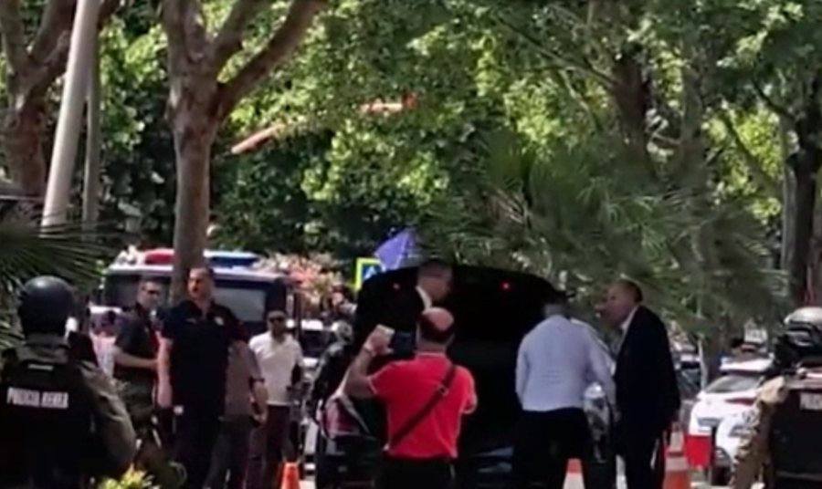 VIDEO/ Nga aeroporti në hotel, forca të shumta policie