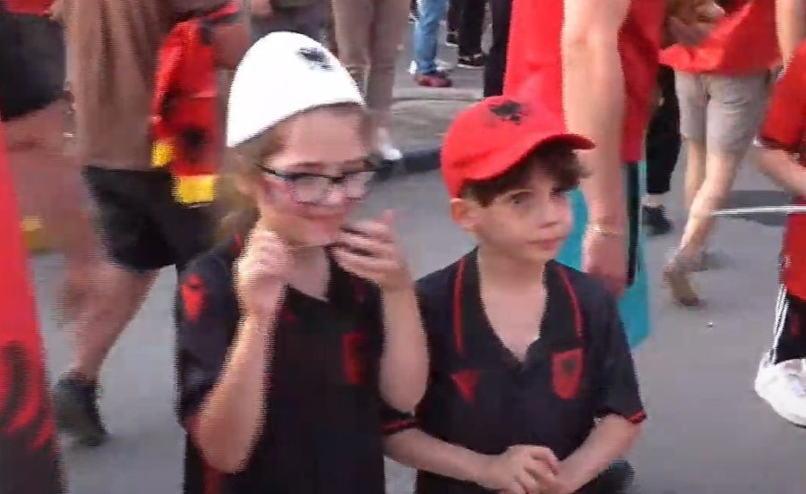Tifozi i vogël kuqezi entuziasmohet në mes të Tiranës: