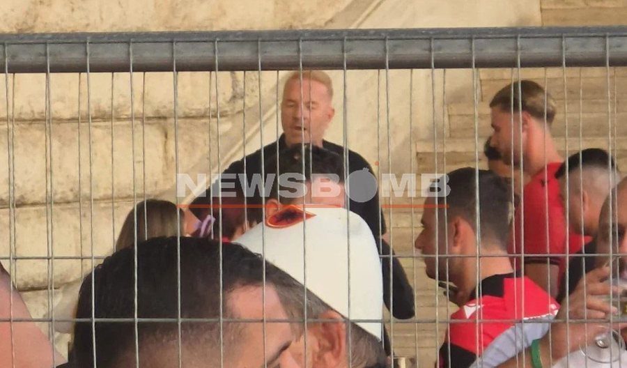 FOTOLAJM/ Edhe Milan në mbështetje të Shqipërisë,