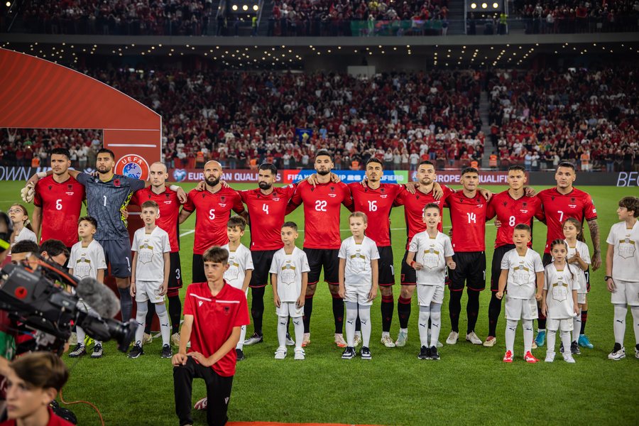 Sylvinho “riformaton” mbrojtjen në mungesë të