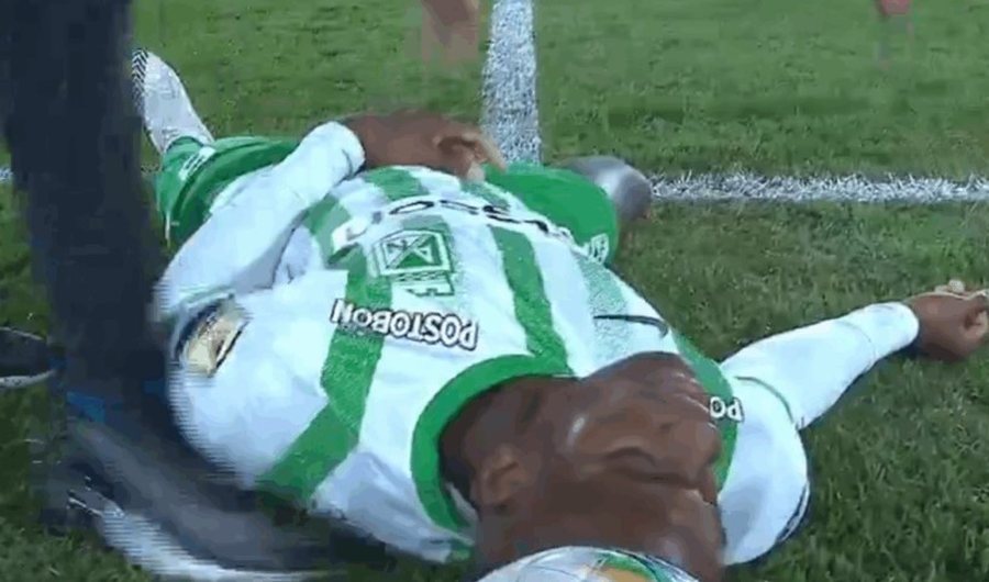 VIDEO/ Momente paniku për futbollin kolumbian, mbrojtësi bie pa