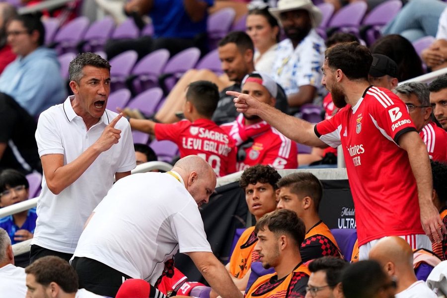 VIDEO/ Nuk mban dot nervat, futbollisti “përplaset” me