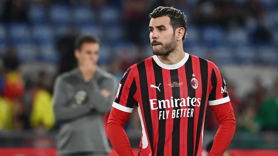 FOTO/ Theo i thotë lamtumirë Milanit? Mbrojtësi shfaqet krah