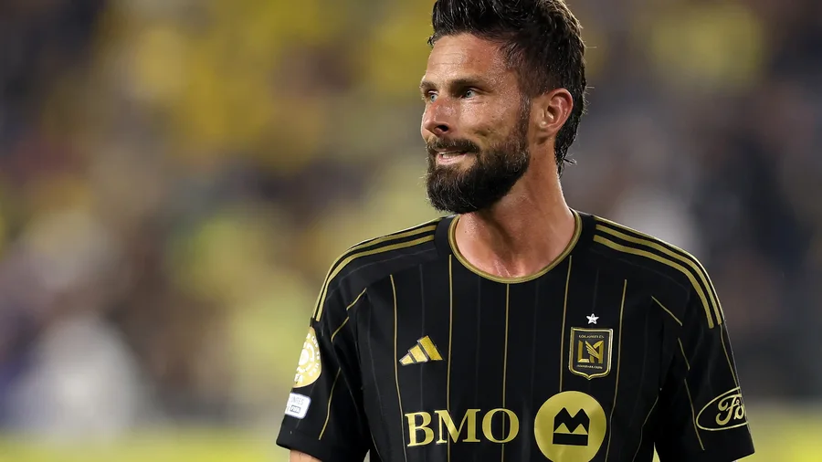 E BUJSHME/ Olivier Giroud rikthehet në Europë, gati firma me