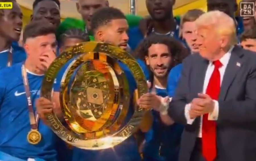 VIDEO/ Trump “nuk pyet” as në futboll, presidenti i