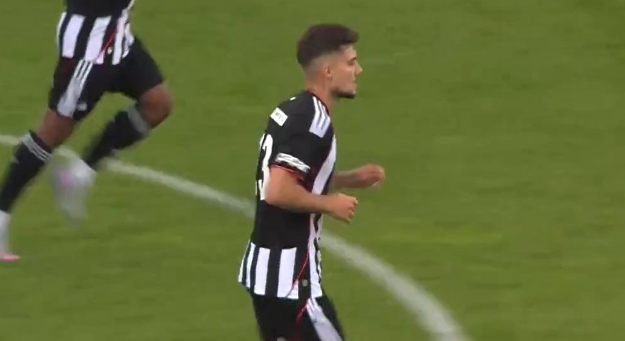 VIDEO/ Gabimi i mbrojtësit nuk u fal, Muçi vigjilent në