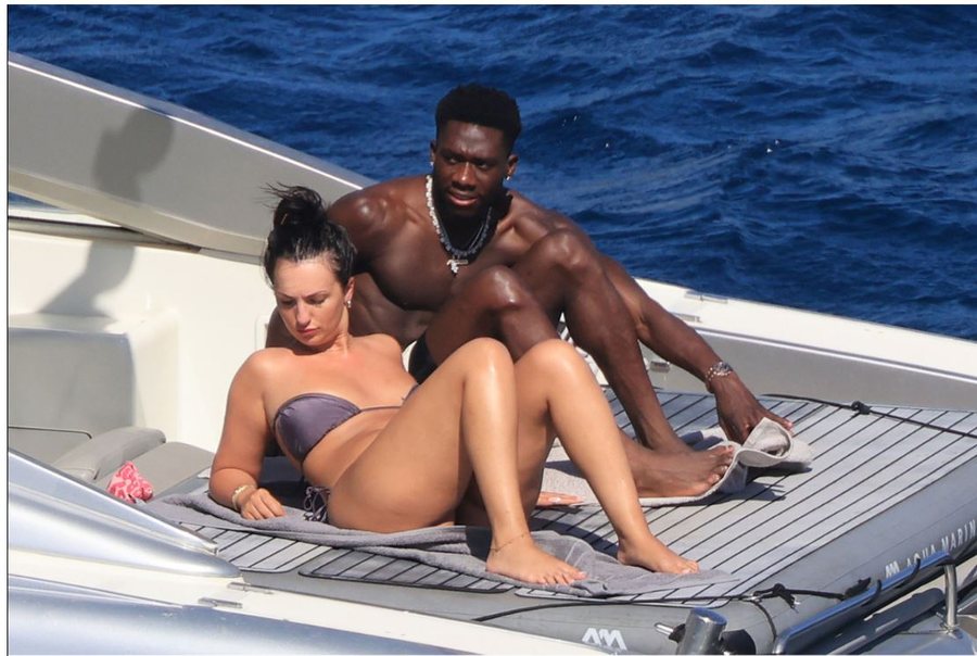 Puthje dhe përqafime, futbollisti Alphonso Davies dhe partnerja e tij