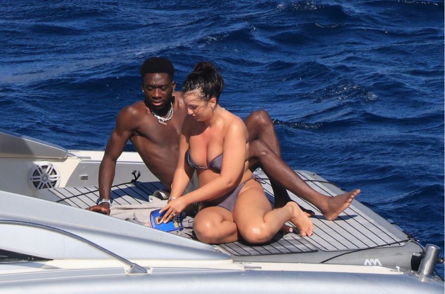 Puthje dhe përqafime, futbollisti Alphonso Davies dhe partnerja e tij