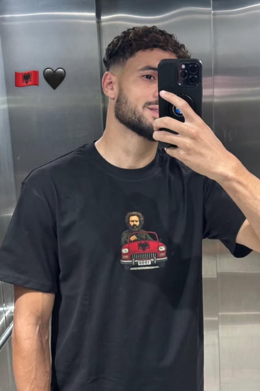 FOTO/ I veshur kuqezi dhe me portretin e Adem Jasharit, futbollisti algjerian i