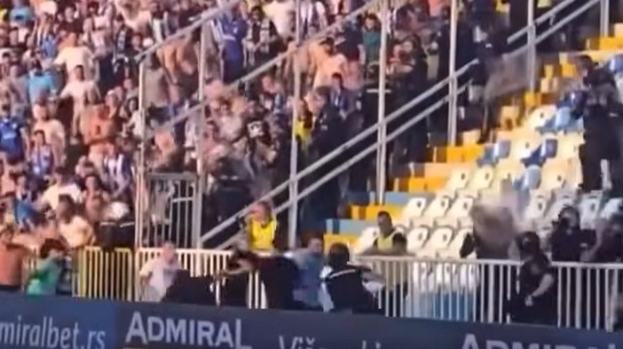 VIDEO/ Përleshje mes polakëve dhe tifozëve të Novi Pazar,