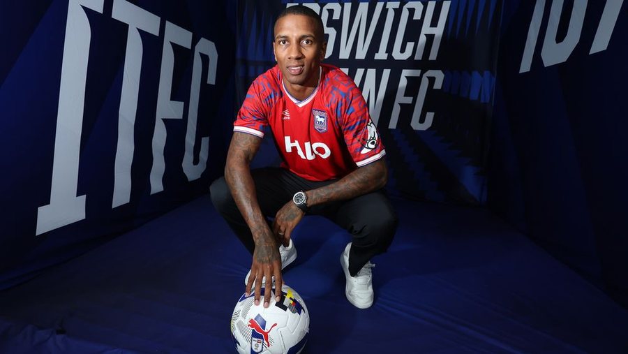 ZYRTARE/ Ashley Young nuk ndalet as në moshën 40-vjeçare,