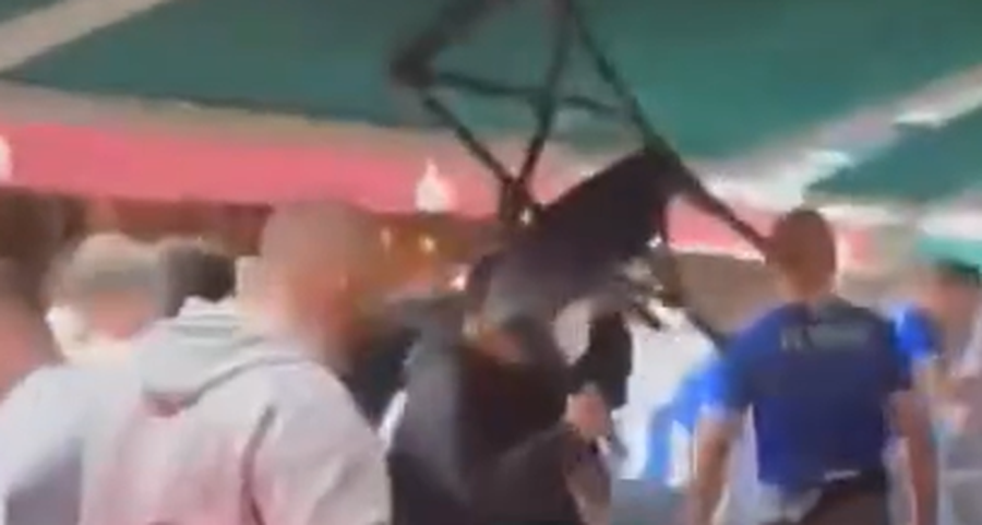 VIDEO/ Përleshje MASIVE në Prishtinë, grushte dhe karrige