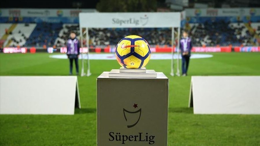 “Zbarkojnë” dy “gjigantët” e futbollit