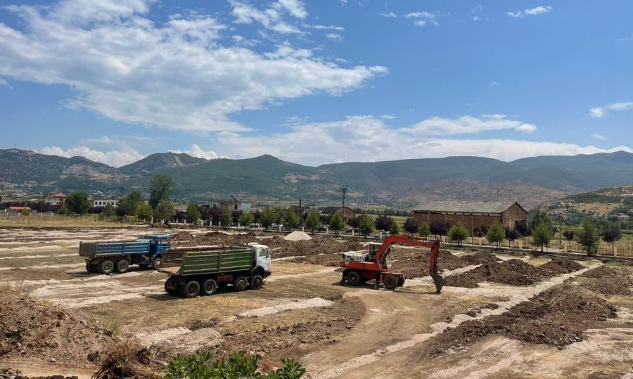 Përfundon instalimi i sistemit të drenazhimit, gati shtrimi i tapetit