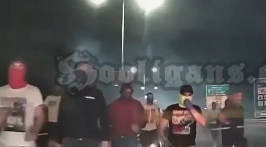 VIDEO/ Me mjetet të forta dhe maska, tifozët serb e kthejnë