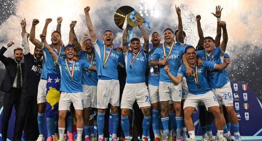 Në Napoli po “çmenden” për rikthimin në