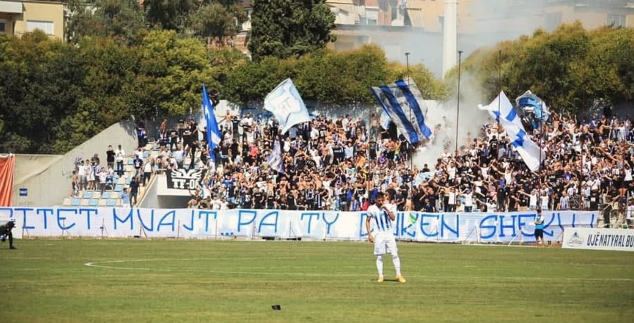 Bardheblutë përballë Flamurtarit, “Tirona Fanatics”