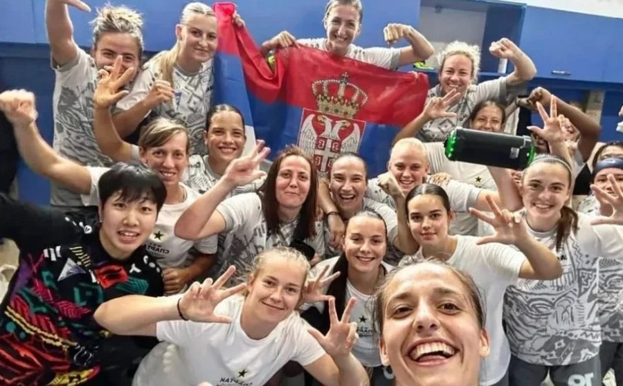E TURPSHME/ Mposhtën Partizanin, vajzat serbe festojnë me gjeste